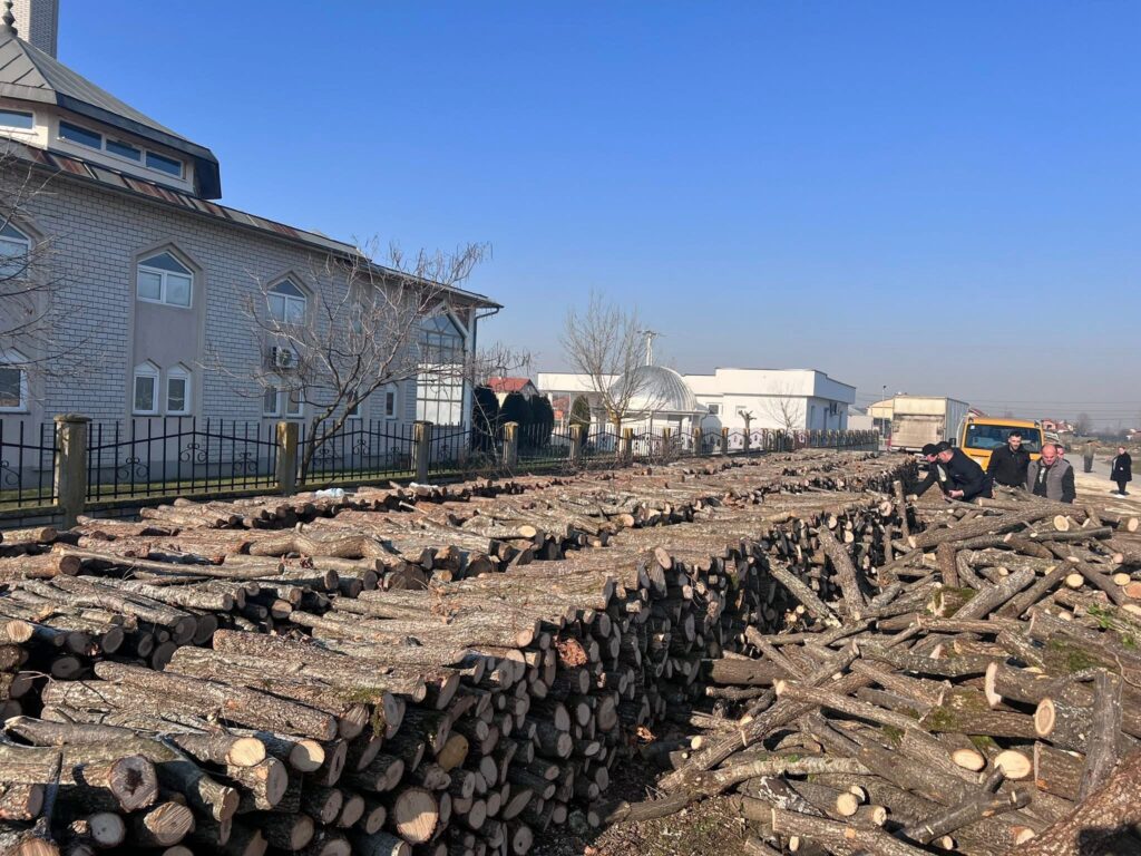 Lipjan, shpërndahen 132 metra dru zjarri për 44 familje në nevojë