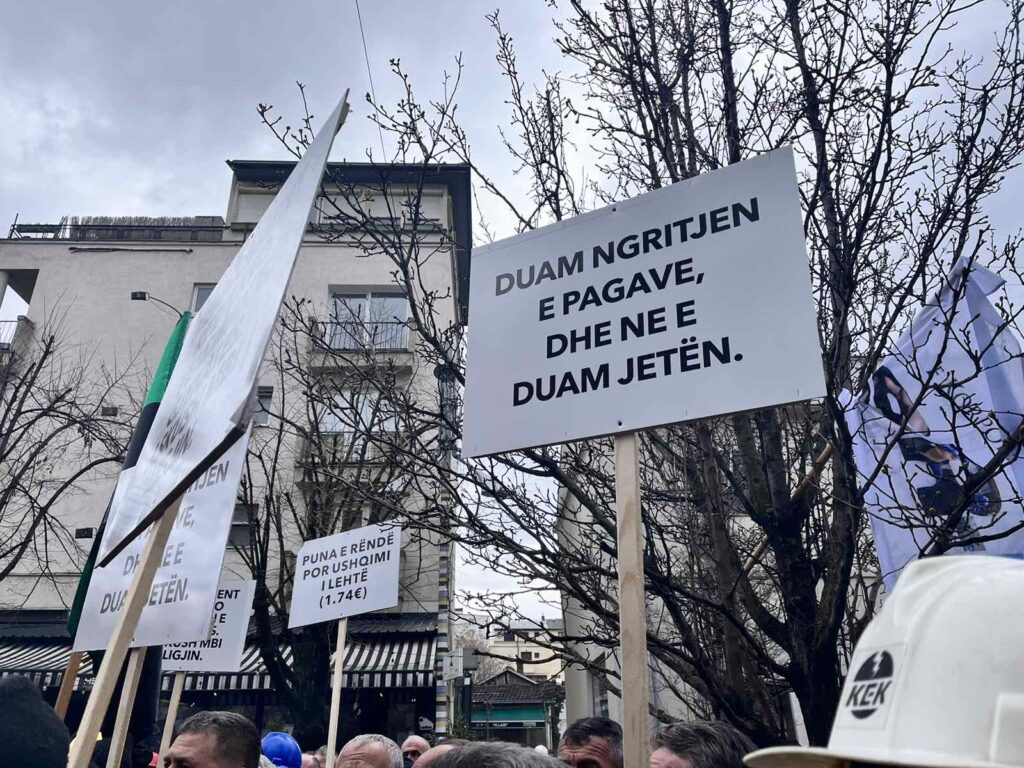 Kërkojnë rritje të pagave, punëtorët e KEK-ut në protestë