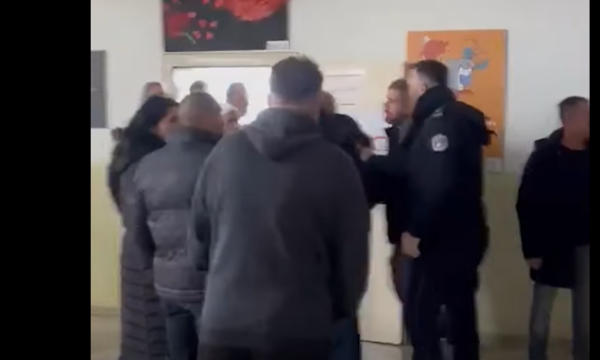 Tensione midis qytetarëve në një qendër votimi në Gjilan, Policia ndërhyn
