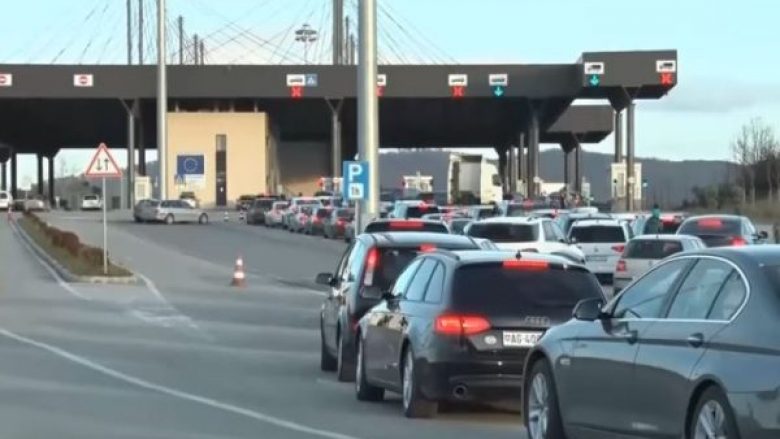 Mbi 3 orë pritjet në Merdarë për të hyrë në Kosovë