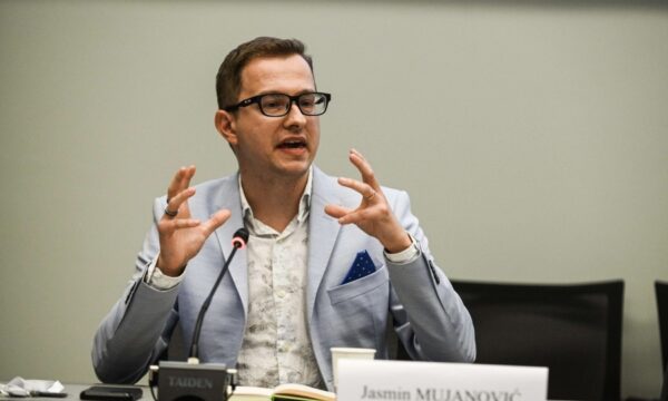 Mujanovic: Kërcënimi nga një agresion serb mbetet i pranishëm, Vuçiq e promovon “Botën Serbe” dhe ende s’e njeh Kosovën