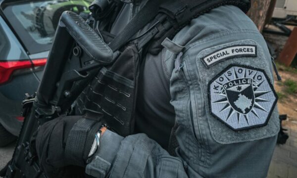 Ekstradohet në Shqipëri kosovari i dyshuar për përfshirje në grup kriminal, kërkohej me urdhërarrest ndërkombëtar