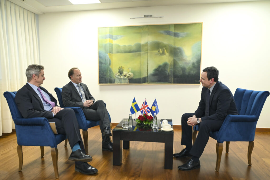 Prioritetet e qeverisë së ardhshme, temë e takimit të Kurtit me dy ambasadorë të huaj