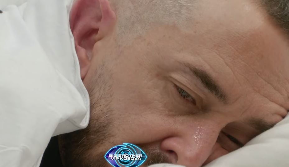 Arditi shpërthen në lot, i emocionuar nga tingujt e muzikës