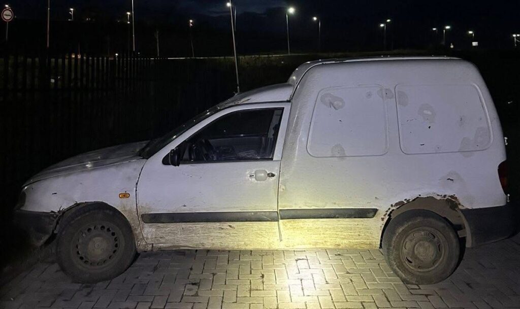 Lipjan: Qentë e tij dëmtojnë dy krerë dhi- policia i gjen të dyshuarit armë pa leje dhe veturë që s’është regjistruar nga 2021