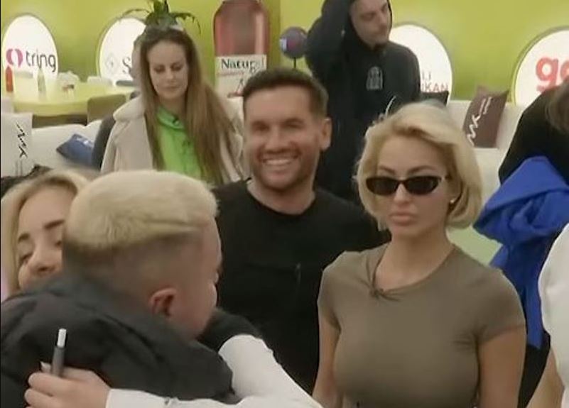 Labi kthehet nga ceremonia e vorrimit të gjyshit të tij, mirëpritet nga banorët (VIDEO)