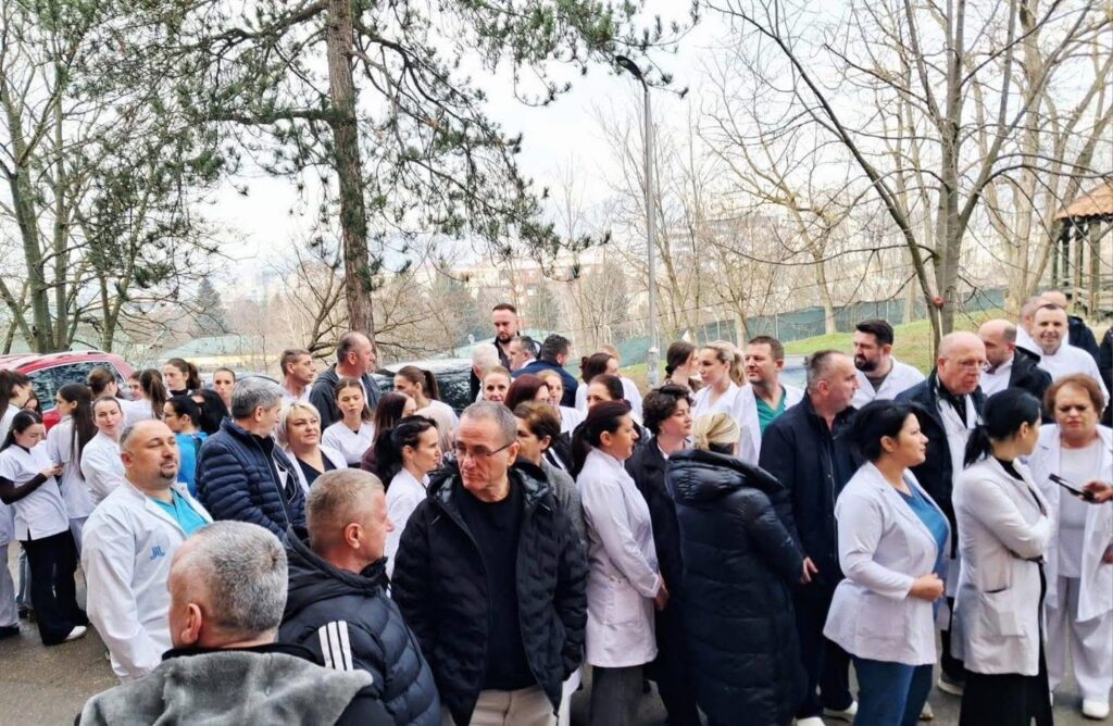 Pas sulmit në Ortopedi, punëtorët e Spitalit të Mitrovicës dalin në protestë