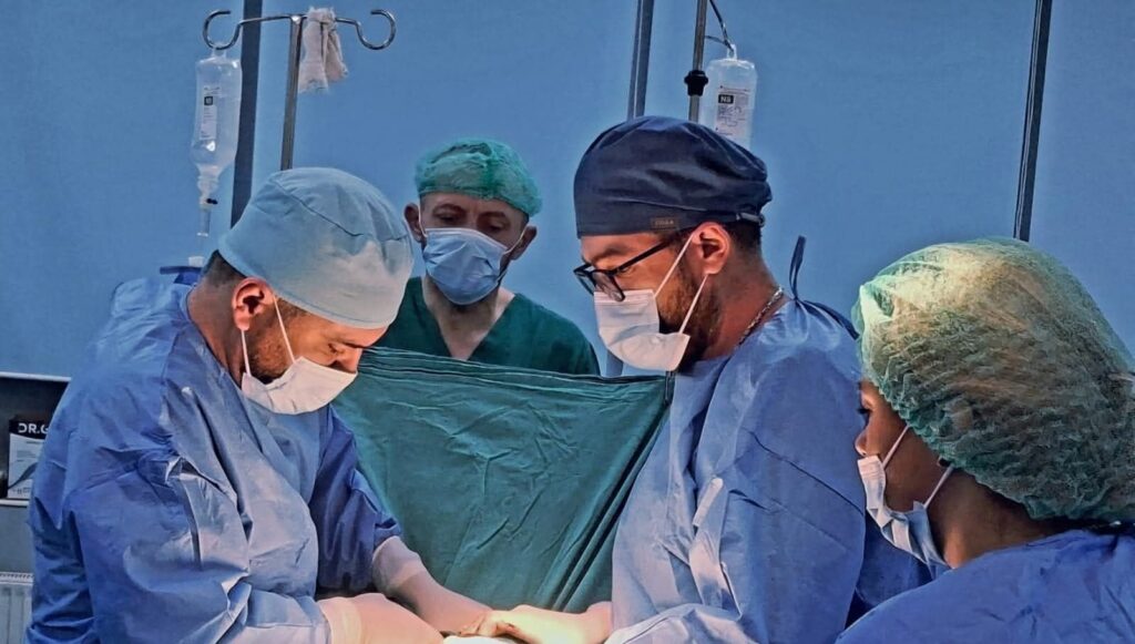 Një 37-vjeçareje i shpëtohet jeta në Spitalin e Mitrovicës: Kishte shtatzëni jashtë mitrës, me gjakderdhje masive dhe rrezik të lartë