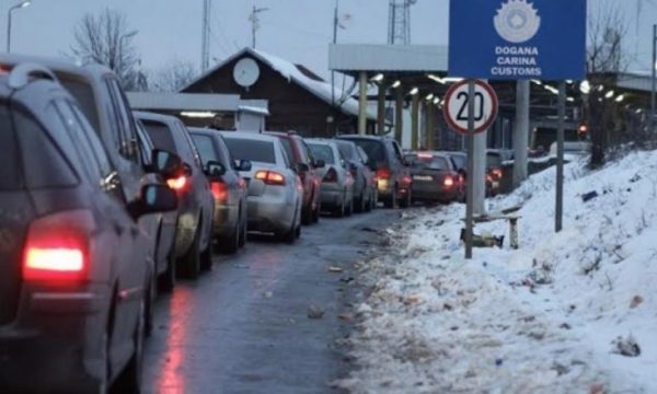 Reshjet e borës, kjo është gjendja e rrugëve që çojnë në pikëkalimet kufitare