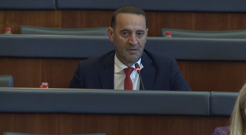 Daut Haradinaj: 614 ushtarë kanë paditur ministrinë e Mbrojtjes, se ua heqi të drejtën e orëve shtesë- edhe në Polici njësoj