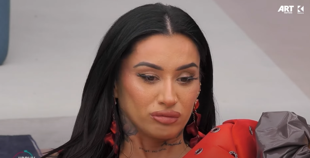 Alby nënë e përkushtuar, ndan momentin e ëmbël me vajzat