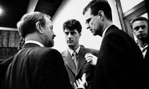 Selimi ndan foto të rralla të Thaçit pas kthimit nga Rambujeja, shihet në diskutim me Robin Cook