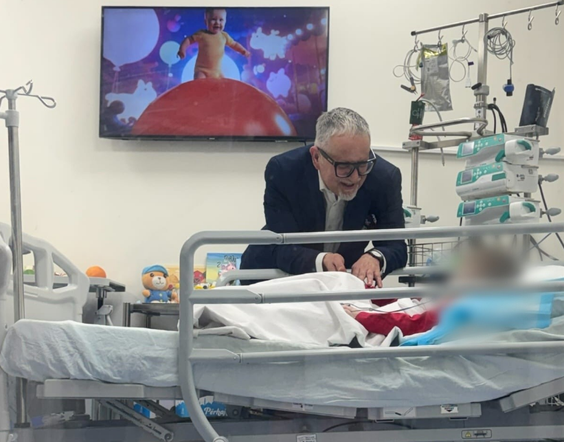 Ministri Vitia viziton 5 vjeçarin që ishte keqtrajtuar nga prindërit e tij në Lipjan