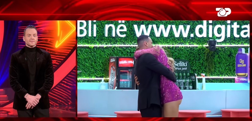 Brikenën e “tradhton” fustani, zbulon aksidentalisht të pasmet