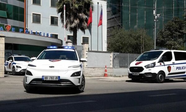 31-vjeçarja nga Kosova gjendet e pajetë në rrathana misterioze në një hotel në Durrës, Policia nis procedim penal ndaj dy personave