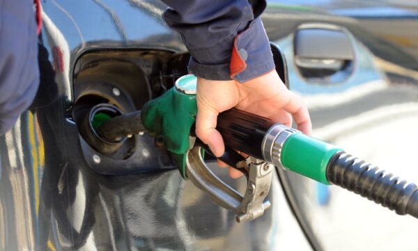 Një litër naftë 1 euro e 35 cent, Berjani: S’ka vend për panik, Kosova ka derivate