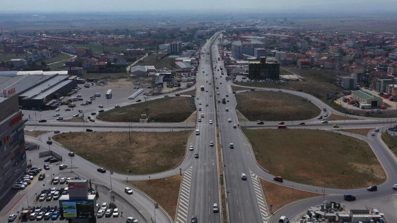 Policia njofton bllokim të përkohshëm të segmentit Prishitna Mall-Veternik-QMI