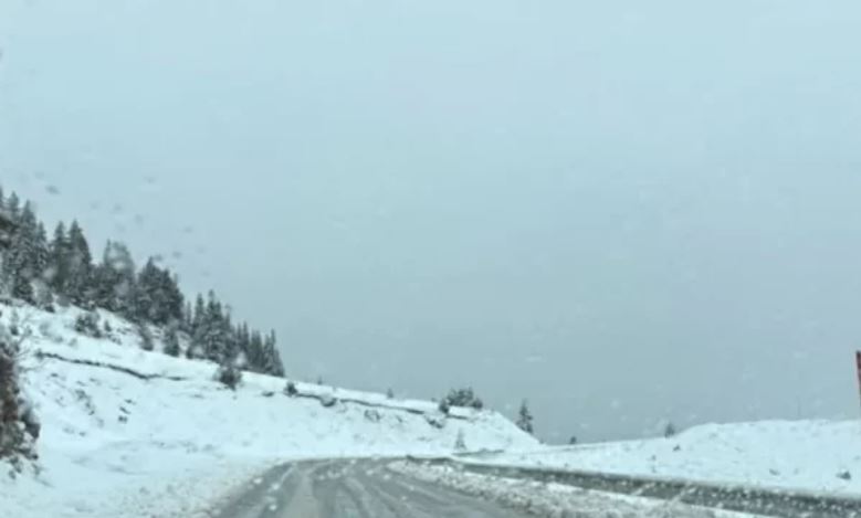 Borë e madhe në rrugën Pejë-Kullë, qarkullimi po bëhet me vështirësi