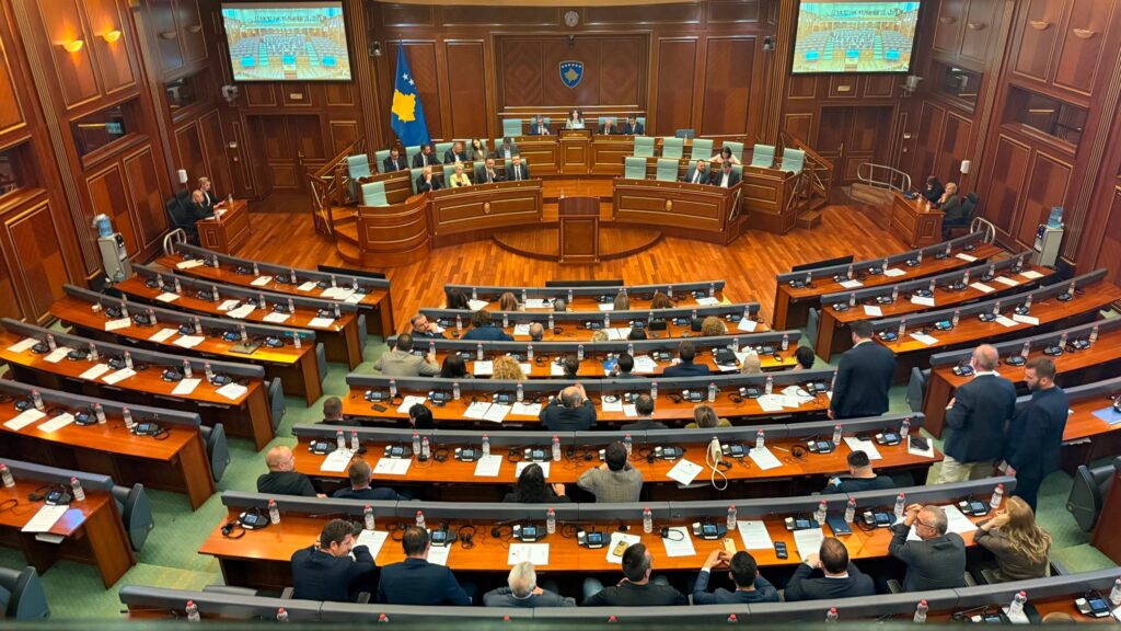 Seanca shtyhet për orën 19:00, Haxhiu lutje opozitës: Në vend që t’u bëni presion kandidatëve, ejani në seancë