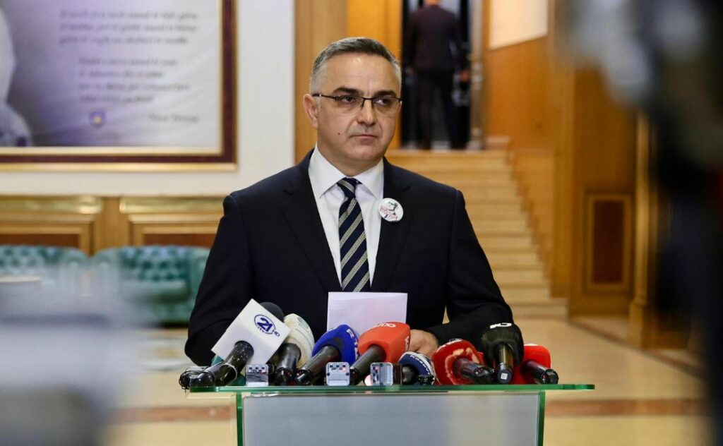 Besnik Tahiri: AAK nuk merr pjesë ne seancën për Presidentin