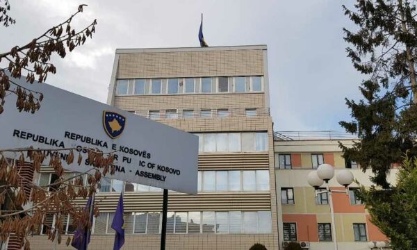 Deputetët e PDK, LDK, AAK thërrasin mbledhje të komisionit për Vlerat e Luftës: Ekspozita ishte devijim i historisë