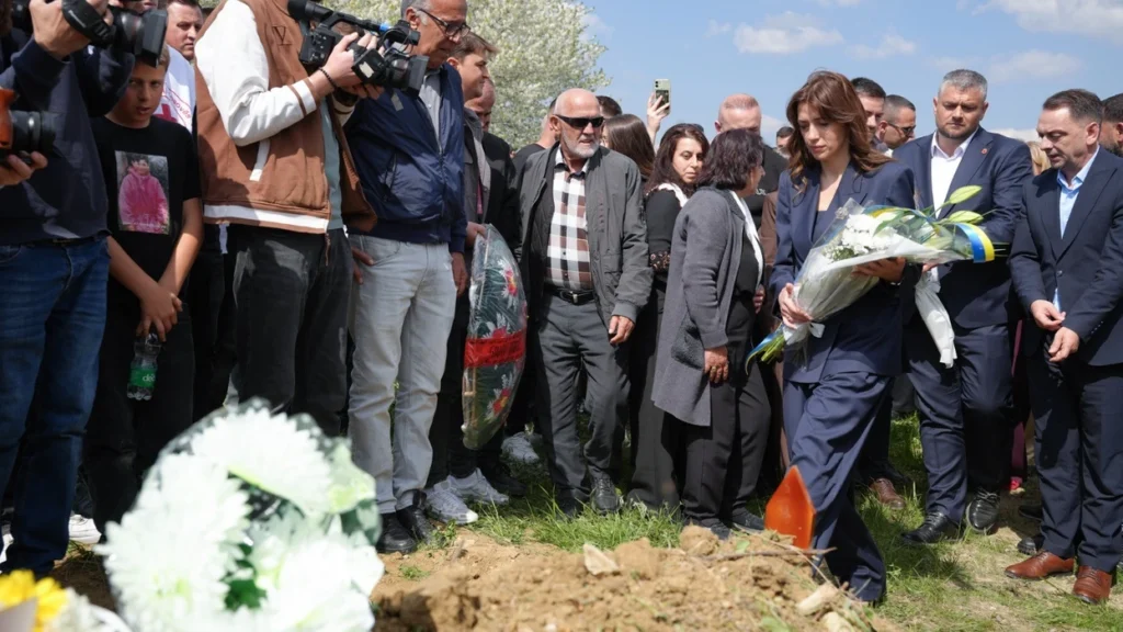 Rivarrimi i 8-vjeçarit të zhdukur në luftë, Haxhiu: Ditë dhimbjeje, sikur të mos mjaftonte vrasja e tij edhe trupi i tij u zhduk