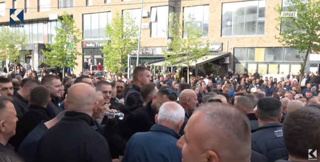 Qytetarët vërshojnë Skenderajn për Sami Lushtakun (VIDEO)