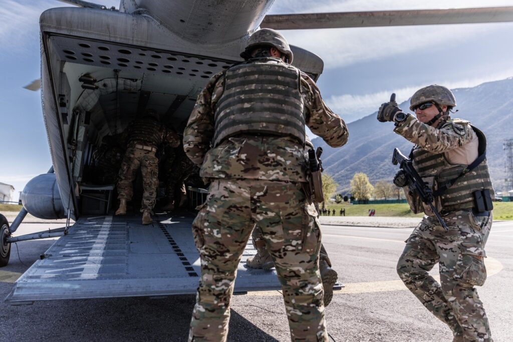 KFOR-i stërvitet me helikopterë, në Pejë