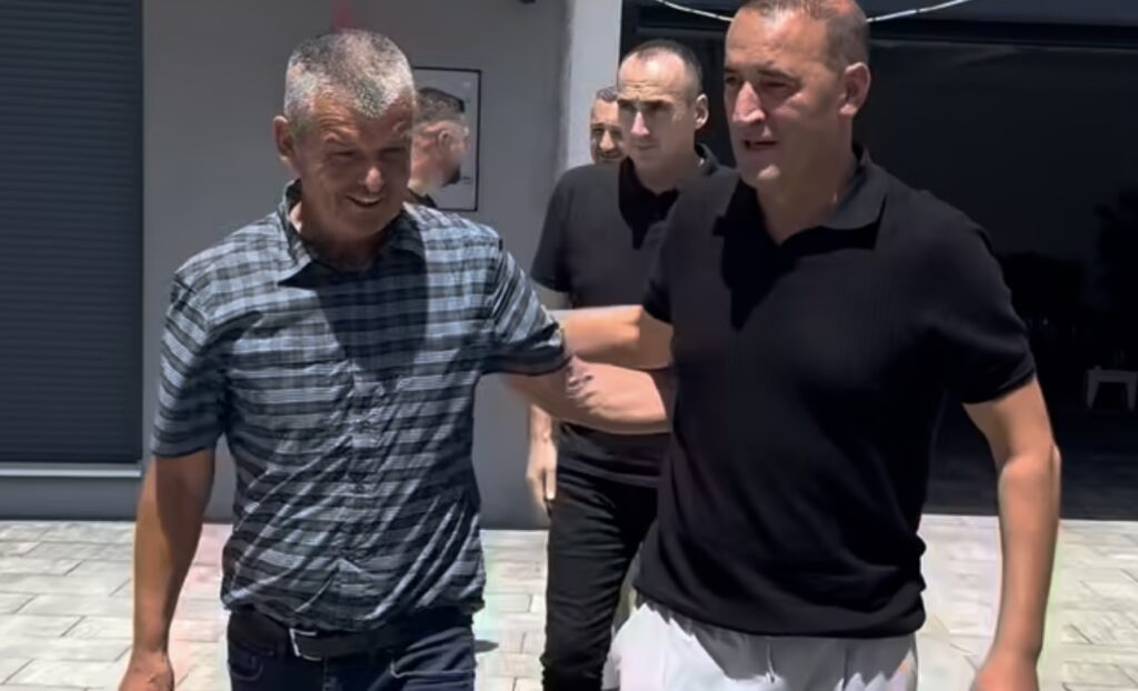 Daut Haradinaj viziton Bekim Metaj, vlerëson guximin e ish-ushtarit të UÇK-së