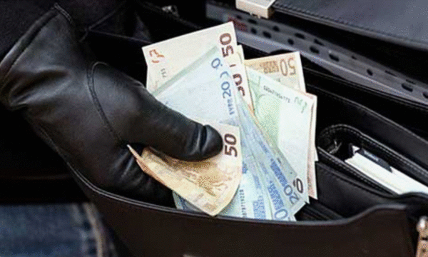 Ia vodhi kuletën me 7500 euro mbi tavolinë në një kafiteri, policia e arreston sot në banesën e tij, ia gjen 6300 euro