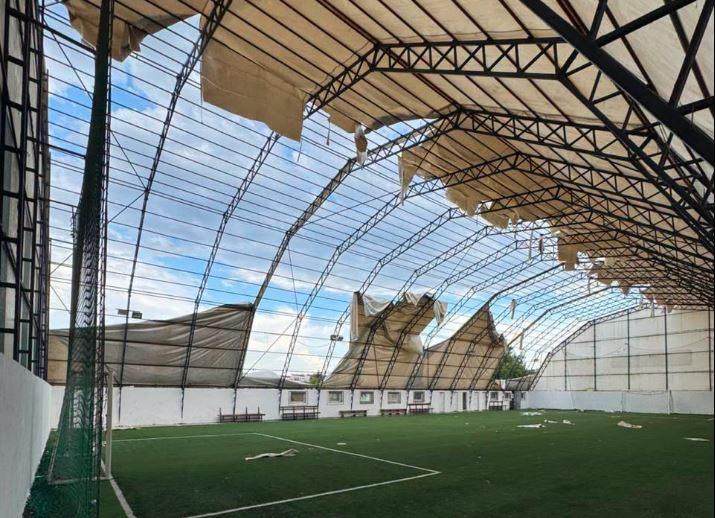 Dëmtohet fusha e FC Mitrovica, shkak erërat e forta