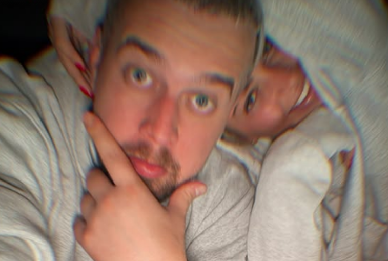 Në orët e vona, Kushtrim Kelani publikoi një selfie me Aurorën