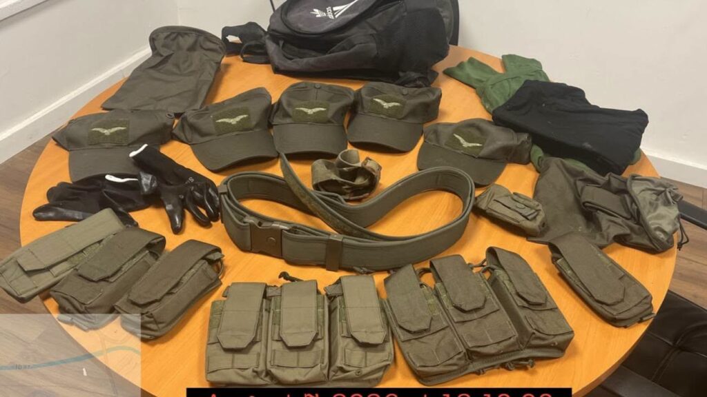 Policia gjen veshje dhe pajisje ushtarake të fshehura në një puset në Mitrovicë të Veriut