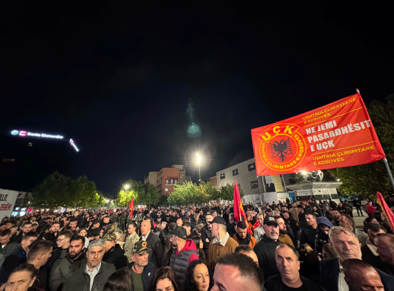 Ermal Fejzullahu, Alban Dudushi e Korab Shaqiri sonte në natën e 15-të të protestës “Jo në emrin tim”