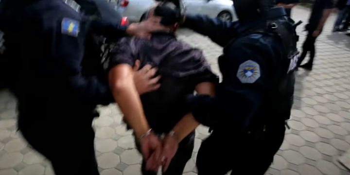 Arrestohen dy persona në Fushë-Kosovë, dyshohen se vodhën 80 litra naftë