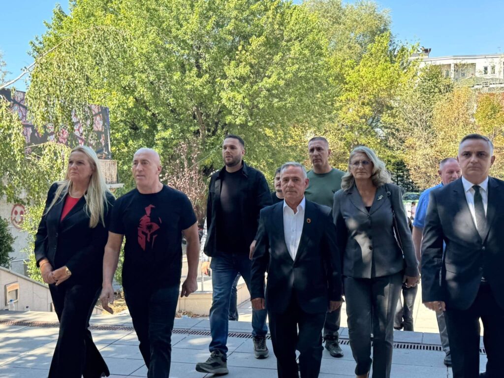 Haradinaj dhe deputetët e Aleancës mbërrijnë në shesh, pritet të nisë protesta