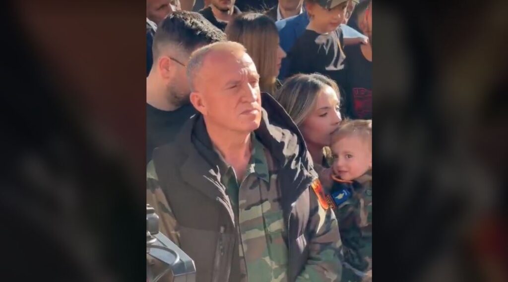 Me uniformën që e mbajti në front, Latif Gashi del në protestë për drejtësi për krerët e UÇK-së