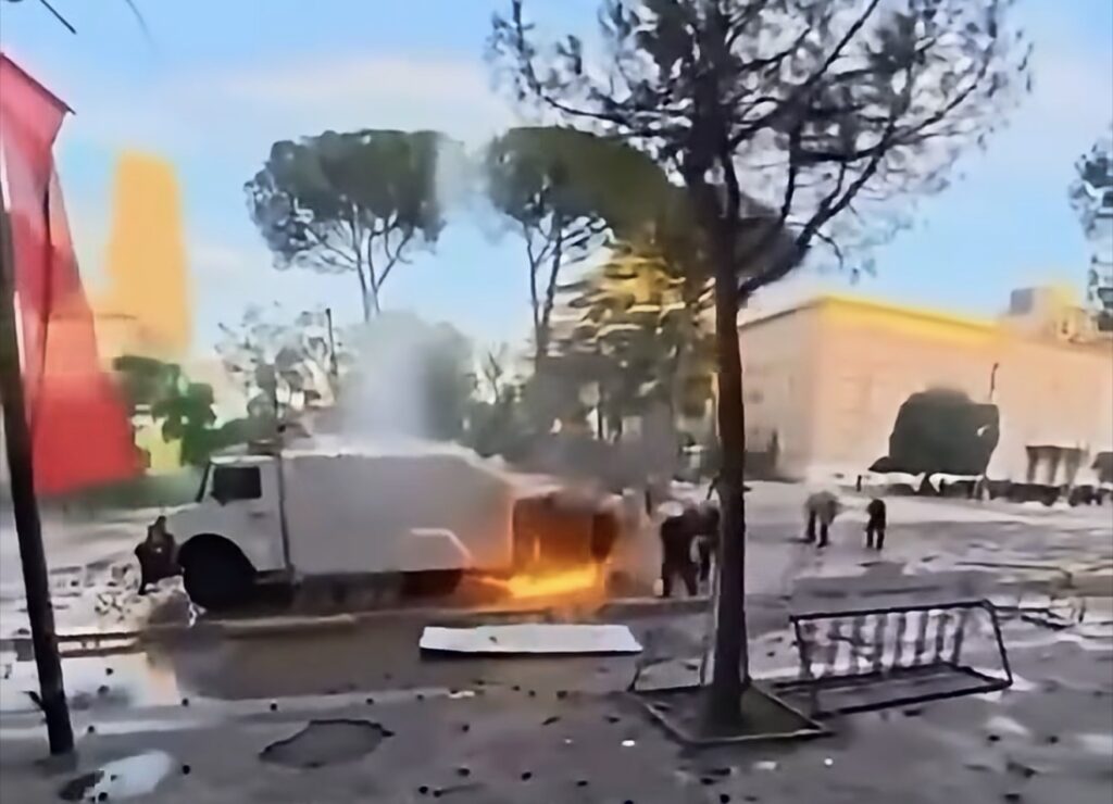 Brukseli dënon sulmet dhe zjarrëvëniet ndaj institucioneve në Shqipëri, kërkon që përgjigja e policisë të jetë proporcionale